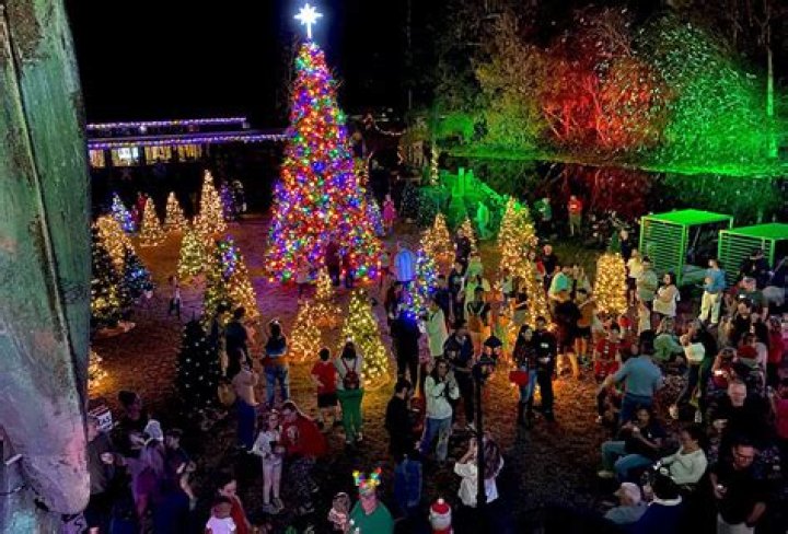 Are Florida theme parks open on Christmas Day?