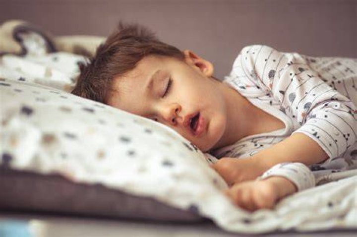Can 2 year old sleep with blanket?
