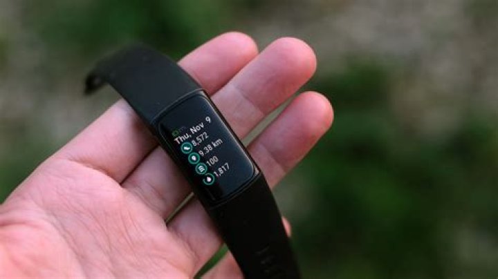 Can a cracked fitbit screen be fixed?