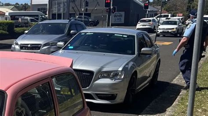 Can an unmarked police car pull you over in California?