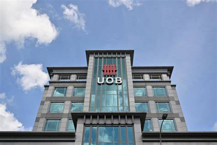 Can foreigner open account in UOB Singapore?