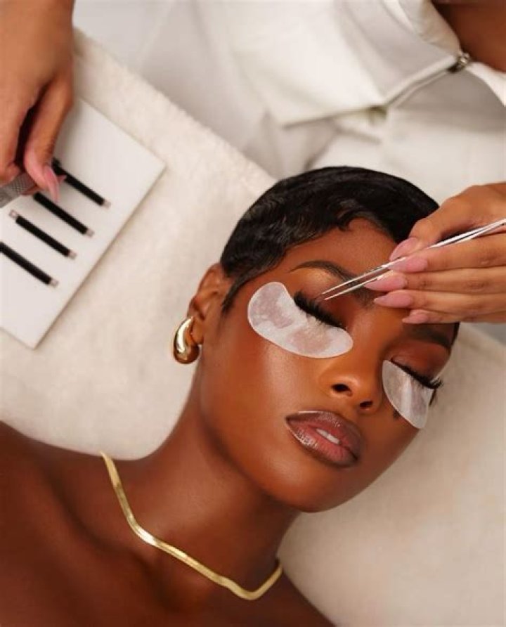 Can you wear makeup after getting eyelash extensions?