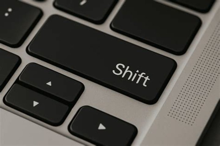 ¿Cómo activar la tecla Shift en laptop?