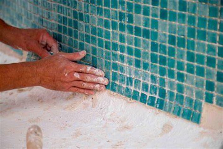 ¿Cómo puedo pegar azulejo sobre azulejo?