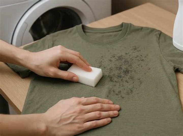 ¿Cómo puedo quitar las manchas de crayola en la ropa?
