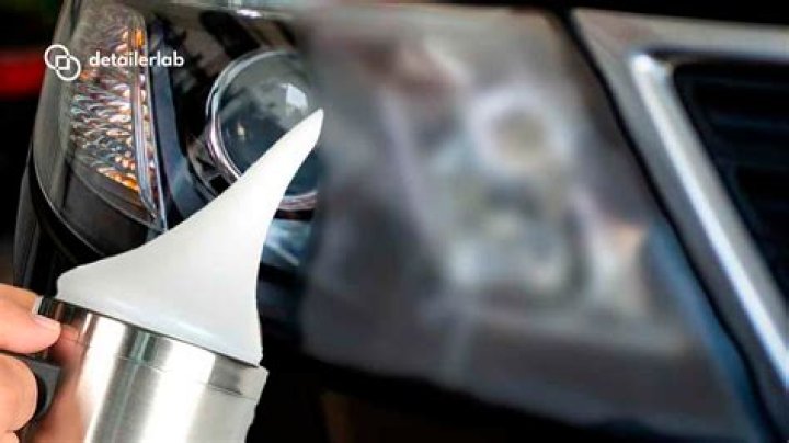 ¿Cómo pulir los faros de un auto con lija?