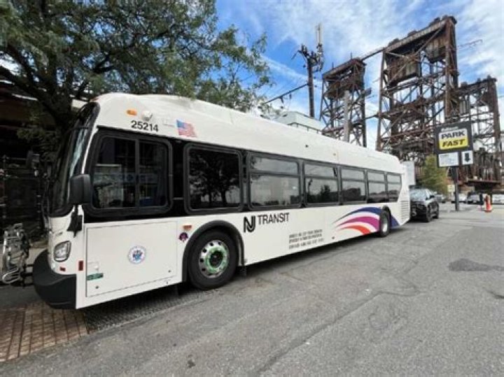 Do NJ Transit buses run Thanksgiving?