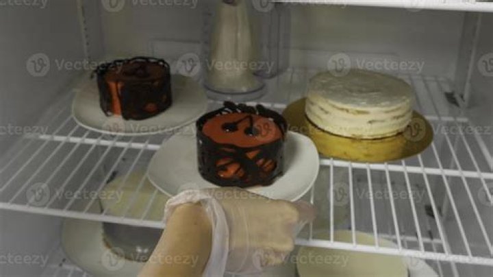 Do you put cake in fridge before fondant?