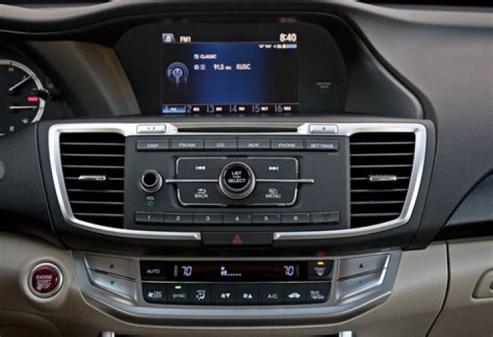Does 2013 Honda Accord have navigation?