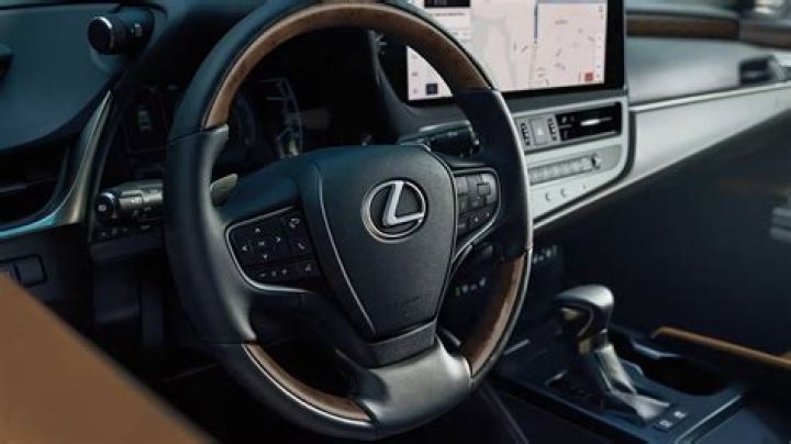 Does 2016 Lexus ES 350 have navigation?