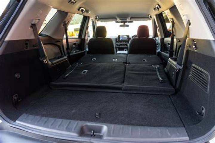 Does a 2006 Nissan Pathfinder have an aux?