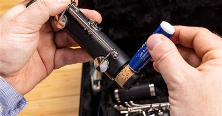 Does a clarinet use cork grease?