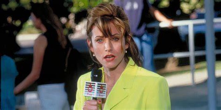 Does Courtney Cox die in Scream 2?