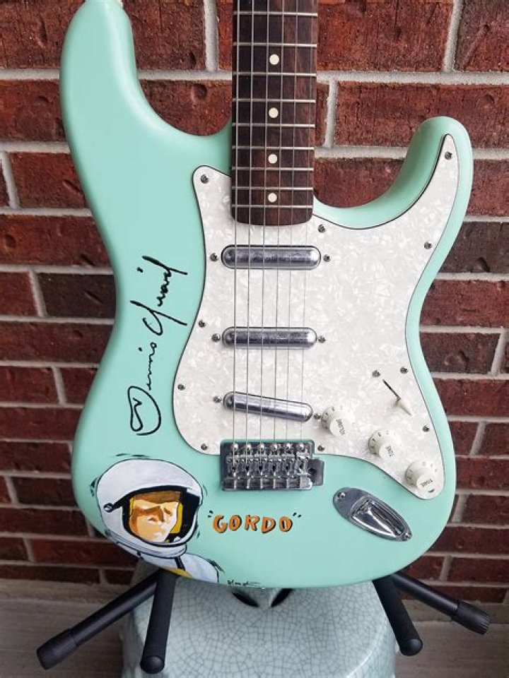 Does Dennis Quaid play guitar?