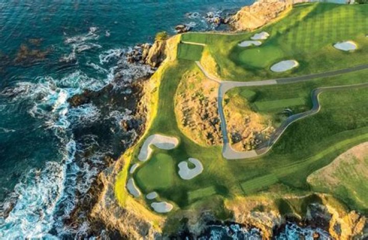 Does Fenix 5 plus have golf courses?
