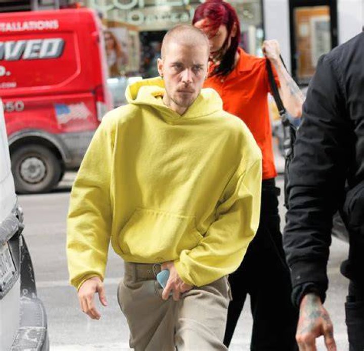 Does Justin Bieber take fan pictures?