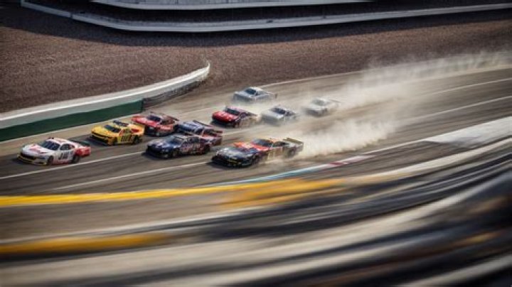 Does Kasey Kahne still race?