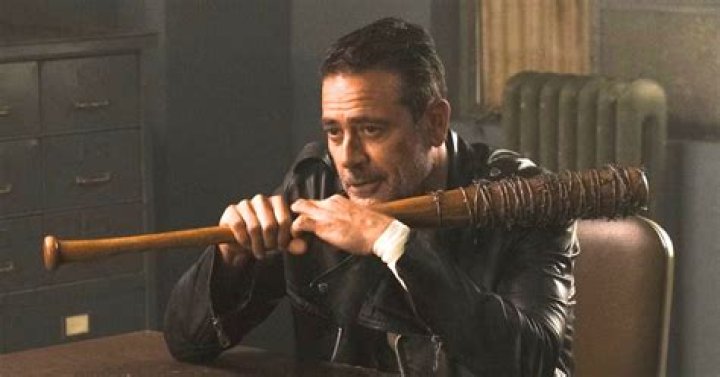 Does Negan betray Alpha?