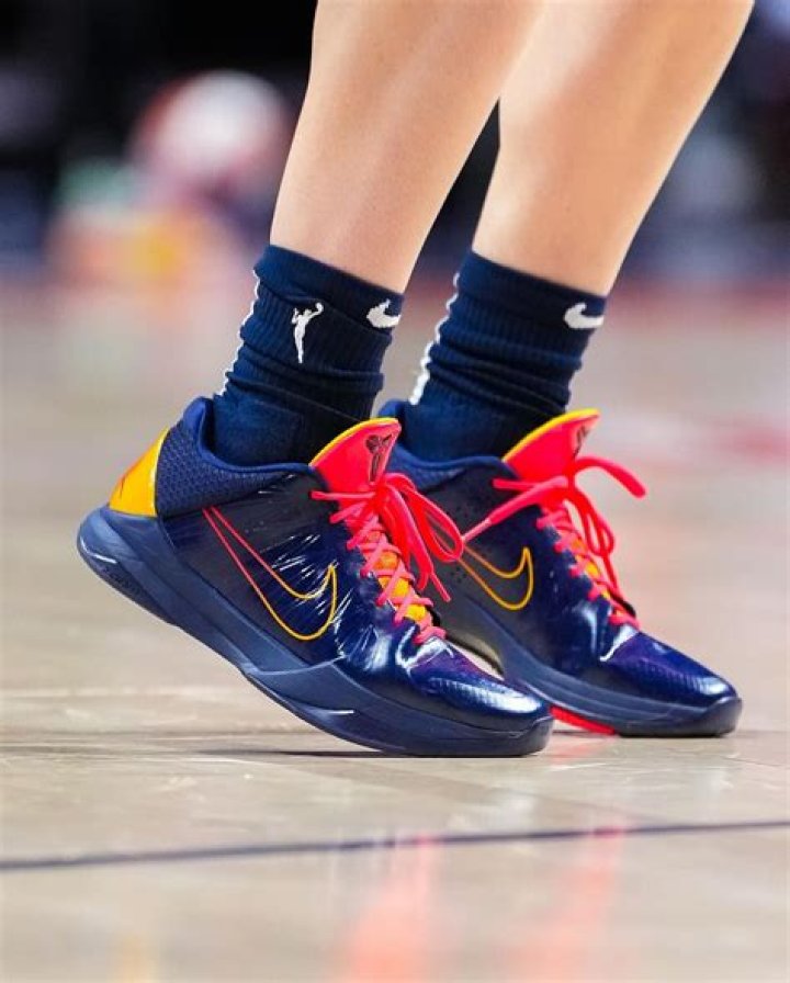 Does Nike have a tall or flat structure?