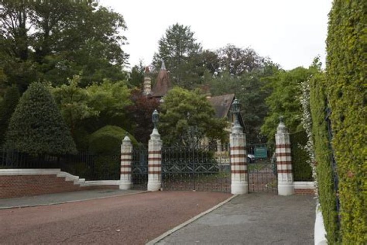 Does Olivia Harrison still own Friar Park?
