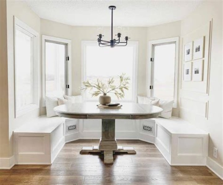 How deep should a breakfast nook bench be?