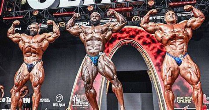 How do female bodybuilders train for competitions?