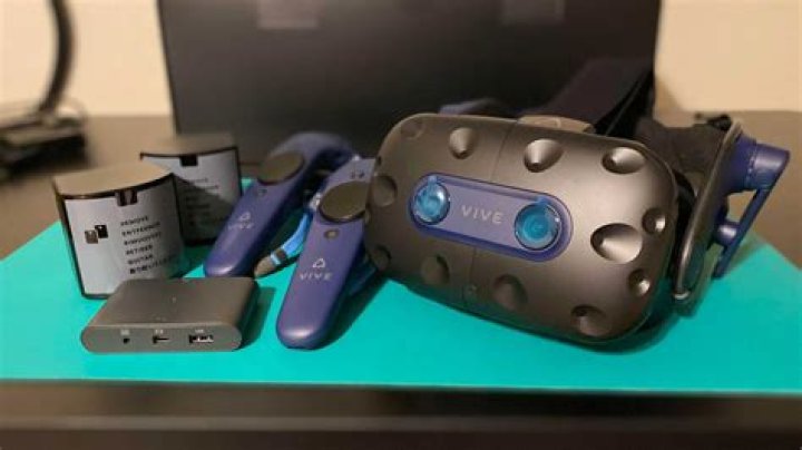 How do HTC Vive controllers work?