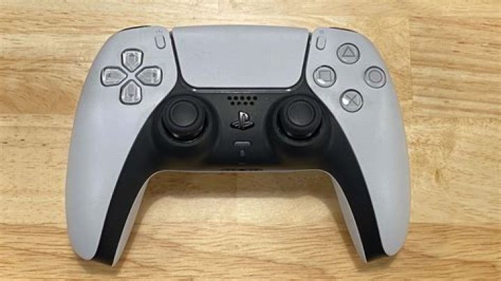 How do you connect a battery to a ps3 controller?
