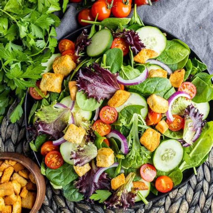 How do you keep garden salad fresh?