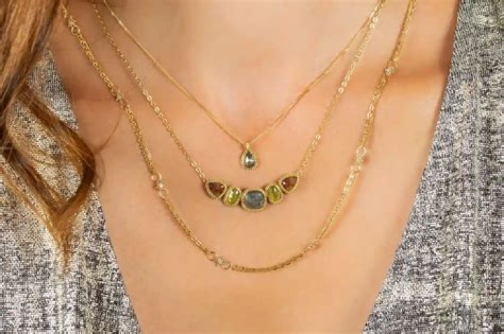 How do you make a magnetic necklace?