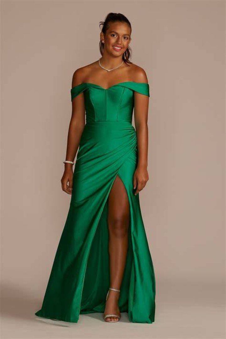 How do you match a prom date dress?