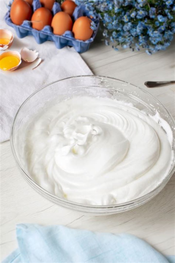 How do you whip egg whites with sugar?
