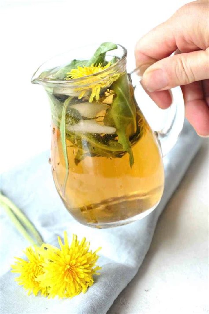How does dandelion tea taste?