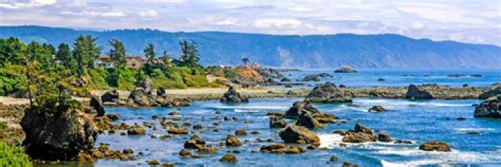How far is it from Newport Oregon to Crescent City California?