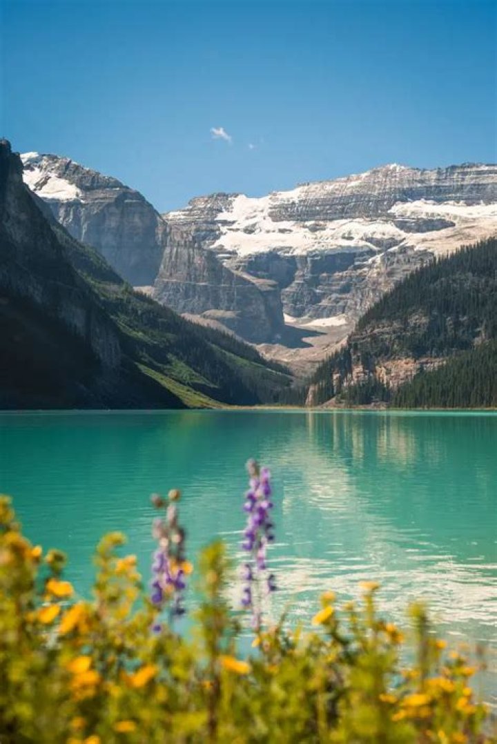 How far is Lake Vermilion from Canada?