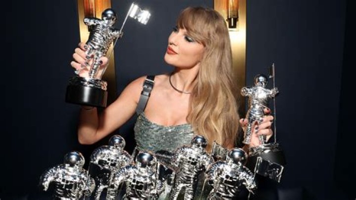 How many awards did Ariana Grande win at the VMAs?