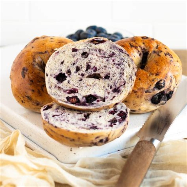 How many calories are in an Einstein blueberry bagel?
