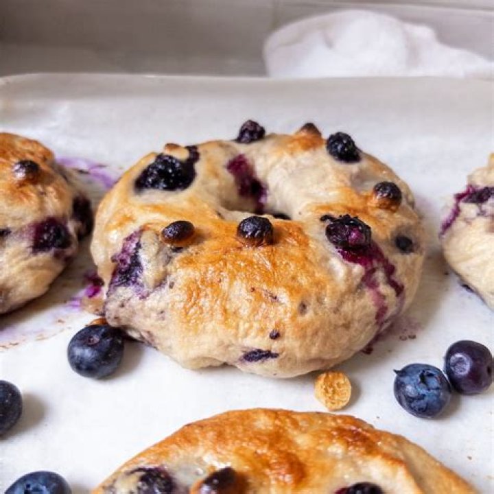 How many carbs are in a blueberry bagel with cream cheese?