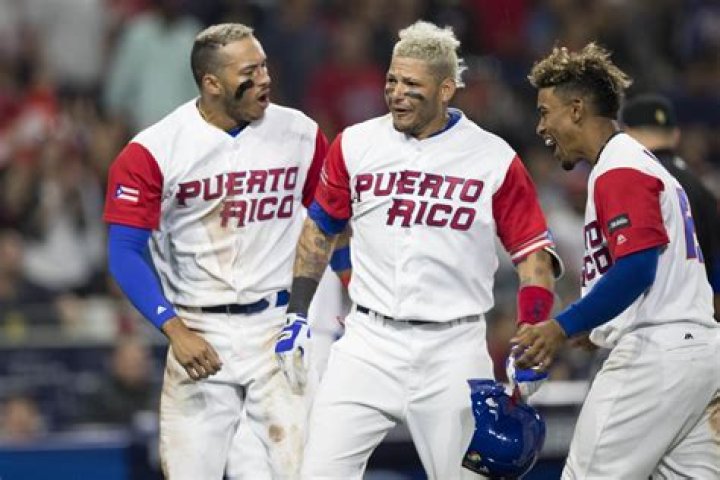 How many major league baseball players are from Puerto Rico?