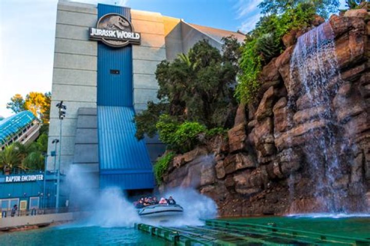 How many mazes are at Universal Studios 2018?