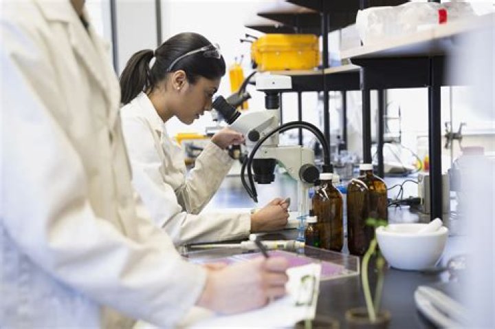 How much do lab technicians make in Alberta?