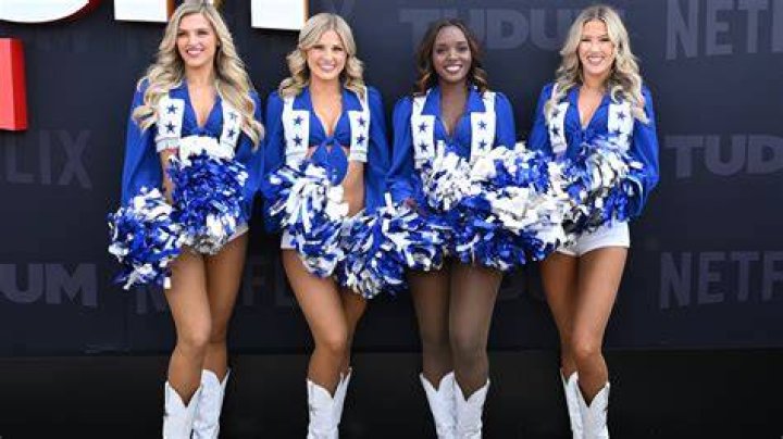 How much does an Eagles cheerleader make?