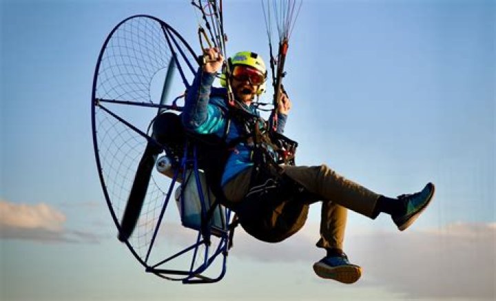 How old do you have to be to fly a paramotor in Australia?