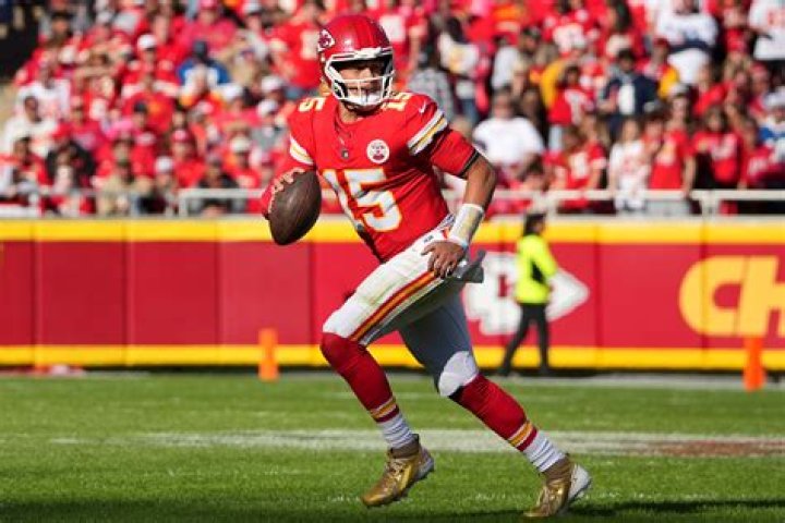 How tall is QB Patrick Mahomes?