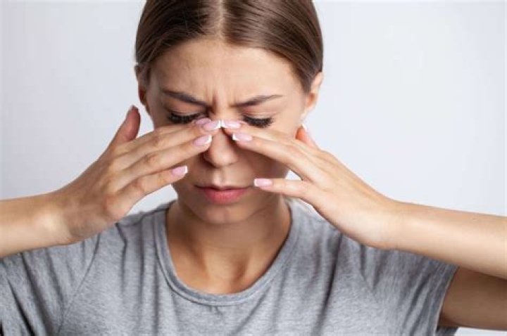 ¿Qué es lo que causa el dolor detras de los ojos?