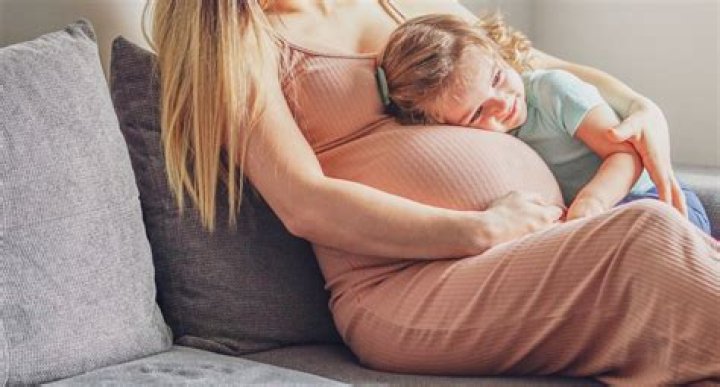 ¿Qué siente un bebé en el vientre de su madre?
