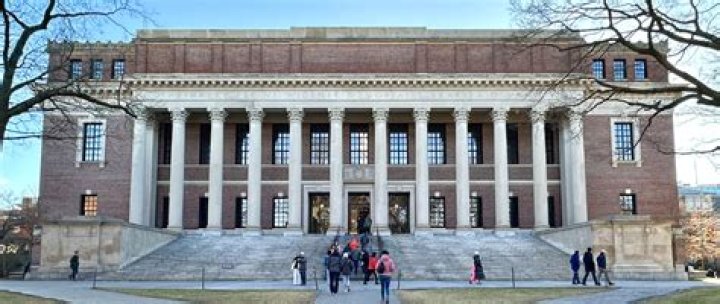 What are the characteristics of Harvard architecture?