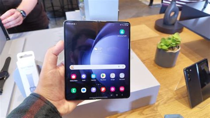 What carrier has the Samsung fold?