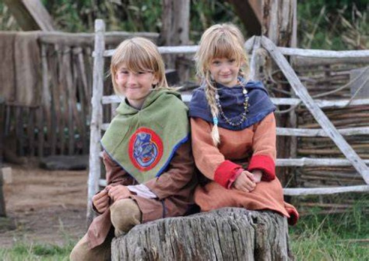 What do Anglo Saxon children wear?