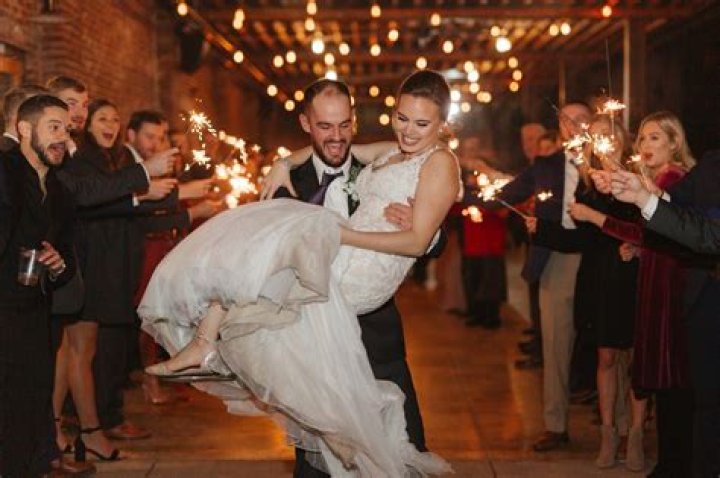 What do servers do at a wedding?